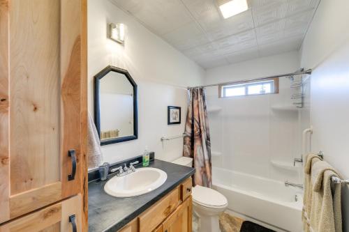 兰德Family-Friendly Lander Home Rental Yard, Patio!的浴室配有盥洗盆、卫生间和浴缸。