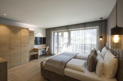 拉布拉Residence Sonja - Apartment Fagus的一间卧室设有一张大床和大窗户