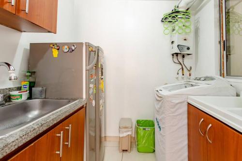 波哥大Acogedora habitación en un punto central de Bogotá的厨房配有水槽和冰箱