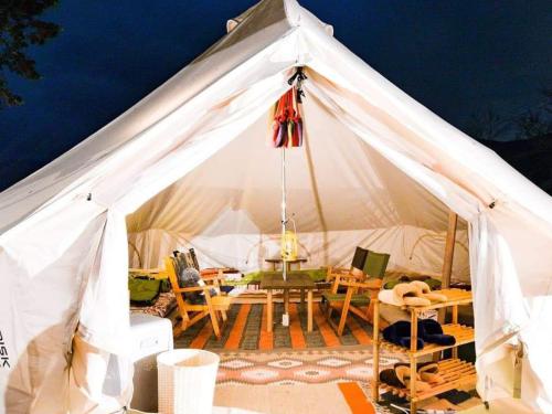 ShimodaMinamiaso STAYHAPPY - Vacation STAY 57852v的白色帐篷内配有桌椅