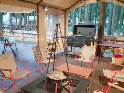 ShimodaMinamiaso STAYHAPPY - Vacation STAY 57852v的一间带椅子、钢琴和桌子的房间