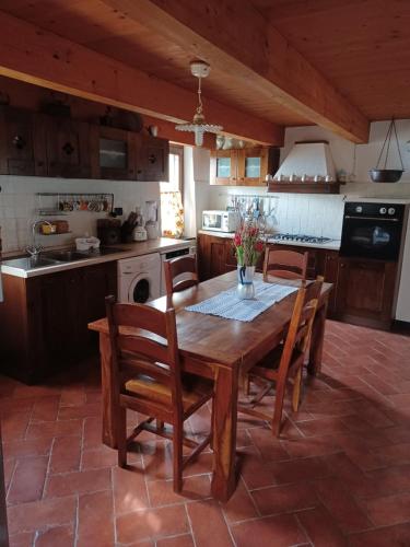 Ponzano SuperioreIl Fontolo的厨房配有木桌和木椅