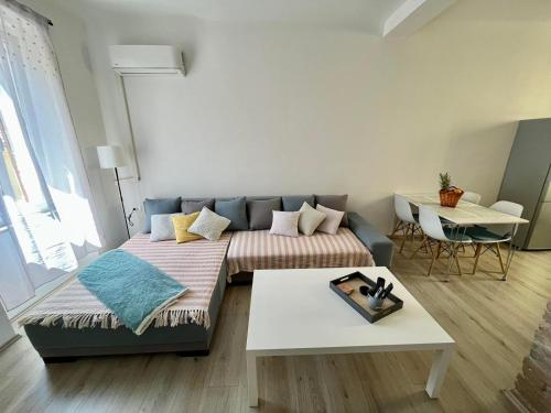 洛夫兰Apartment JURIĆ的客厅配有沙发和桌子