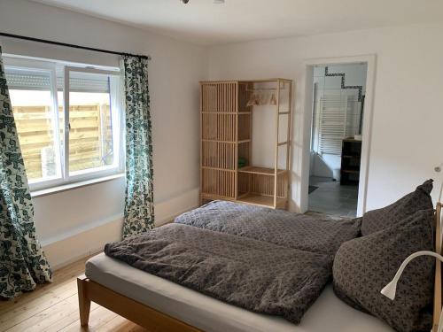 格拉绍Auszeit Haus的一间卧室设有一张床和一个大窗户