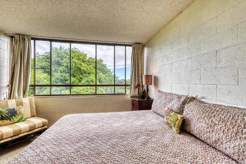 希洛Maunaloa Shores 612的一间卧室设有一张床和一个大窗户