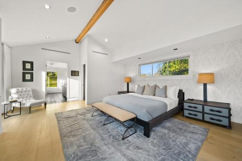 洛杉矶Prestige Studio City Estate的卧室配有床、椅子和窗户。