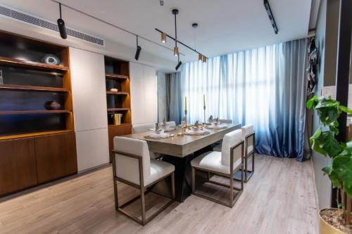 艾卜哈فلل المدينة العالية الجديدة High City Villa VIP的一间带桌椅的用餐室