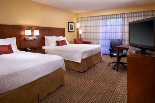 路易斯威尔东路易斯威尔万怡酒店的酒店客房设有两张床和一台平面电视。