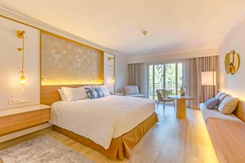 德尼亚Denia Marriott La Sella Golf Resort & Spa的一间设有大床和窗户的酒店客房