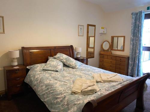 CloughtonWagtail Cottage的一间卧室配有一张床,上面有两条毛巾