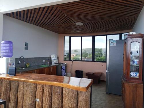 巴克里索莫雷诺港Casa D'Lucas的厨房设有木制柜台和大窗户。