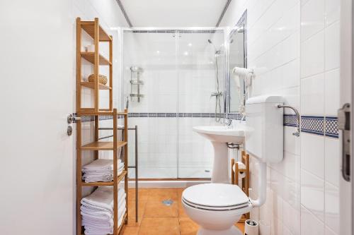 莫托拉贝拉里约酒店的浴室配有卫生间、淋浴和盥洗盆。