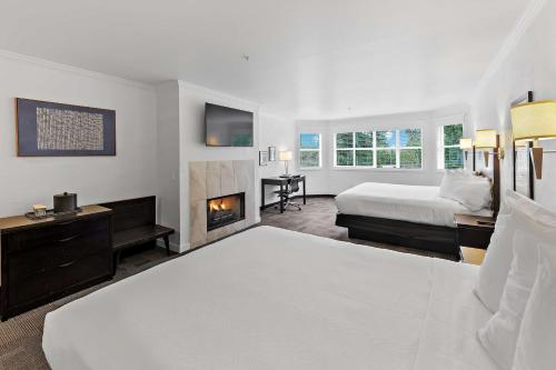 吉格港韦斯利旅馆及套房贝斯特韦斯特酒店的一间卧室配有一张床和一个壁炉