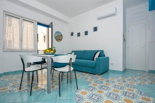 米诺利Casa Sammarco的客厅配有桌椅和沙发