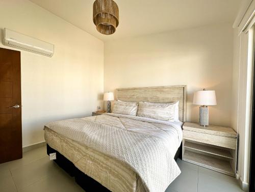 恩塞纳达港Viñedos del Mar的一间卧室配有一张带白色床单和两盏灯的床。