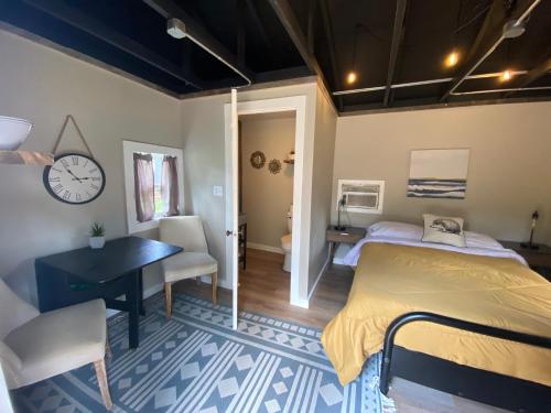 拉皮德城Cabin 7 at Horse Creek Resort的一间卧室配有一张床、一张桌子和一张桌子