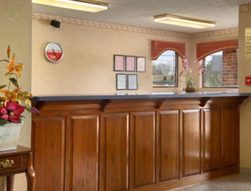 克利夫兰田纳西克利夫兰红屋顶客栈酒店的一间酒吧,位于一间设有木制橱柜和窗户的房间