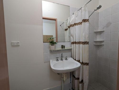 阿德莱德Studio 19 Wright Lodge的白色的浴室设有水槽和镜子