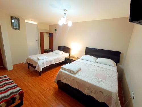 卡哈马卡Hotel la encantada的一间卧室,配有两张床