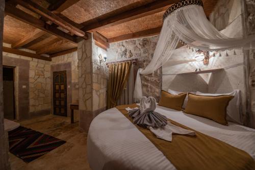 奥塔希萨尔hotels crazy horse的一间卧室配有一张带天蓬的大床