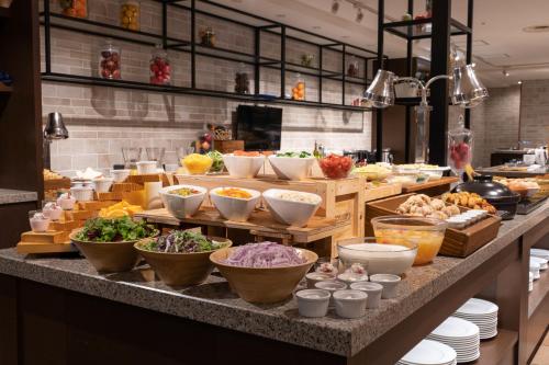 函馆函馆普乐美雅凯宾总统酒店的自助餐,桌上有碗食物