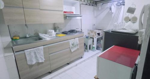 卡利CASA VASCAN的厨房配有水槽和台面