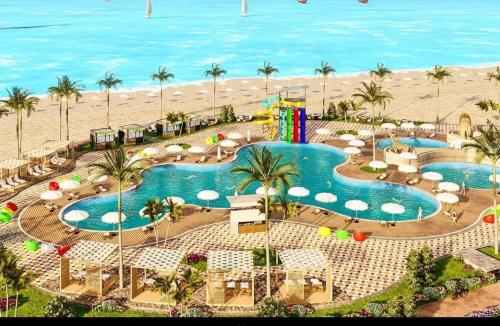 Al Ḩammādشاليه سياحي بمارينا دلتا لاجونز المنصورة الجديدة的享有度假村游泳池的顶部景致
