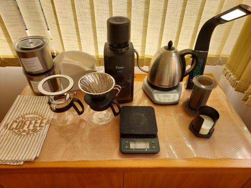 普拉泽里什Casa Vida Alegre的一个带咖啡壶和搅拌机的台面