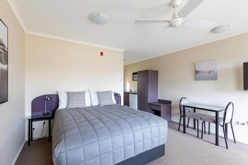 马斯特顿BK霞多丽汽车旅馆的一间卧室配有一张床和一张桌子