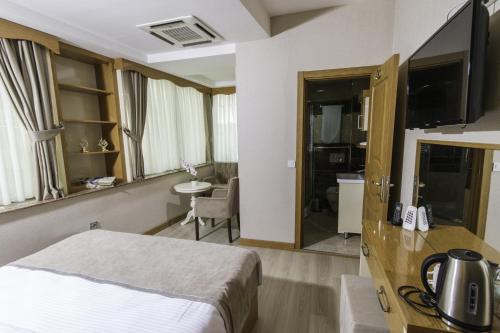 伊斯坦布尔mars hotel的一间酒店客房 - 带一张床和一间浴室