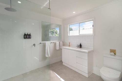 谭伯连山Little Bank House的白色的浴室设有卫生间和水槽。