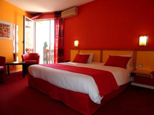阿格德角网球国际酒店的酒店客房,设有一张红色墙壁的大床