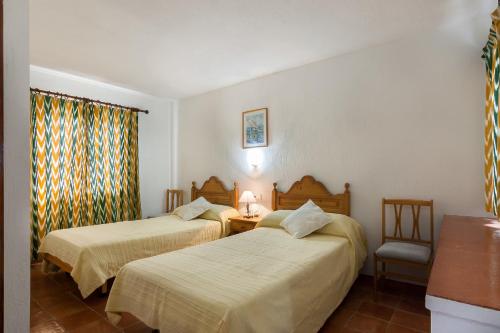 阿尔库迪亚Villa Bonaire的酒店客房设有两张床和窗户。