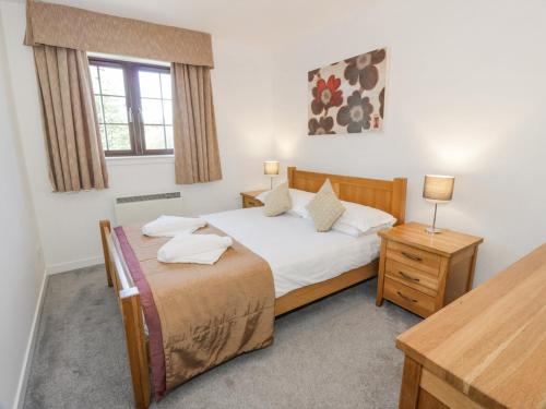 格文Brunston Castle Lodge的一间卧室配有一张床、一张书桌和一个窗户。