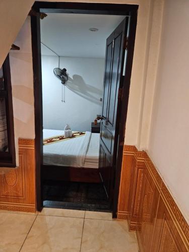琅勃拉邦Chitlatda Bila House的通往卧室的大门,卧室配有床