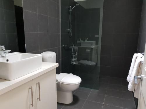 昆斯克利夫奥佐恩塔度假屋的浴室配有卫生间、盥洗盆和淋浴。