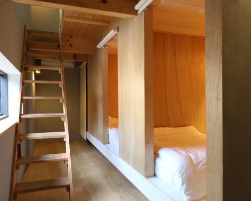 上田市hostel mog的带双层床和梯子的客房