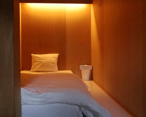 上田市hostel mog的小卧室配有一张光线充足的床