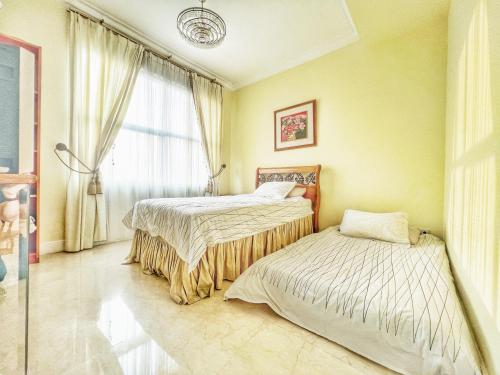 雅加达巴达维亚ST公寓的一间卧室设有两张床和窗户。
