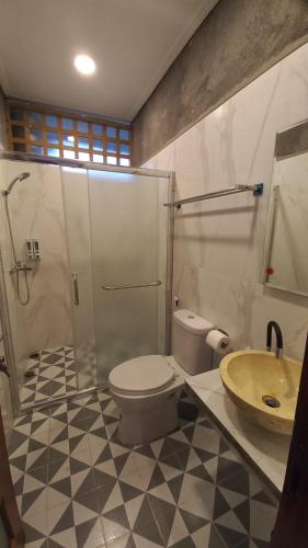 GubukklakahMountain Ecolodge的一间带卫生间和水槽的浴室