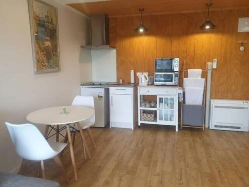 波里鲁阿New, Cosy & Private 1-Bedroom & Living Flat的厨房配有桌子和桌椅