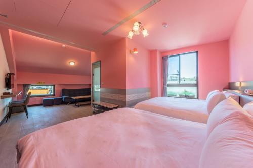 安平区群象商旅的酒店客房设有两张床和窗户。