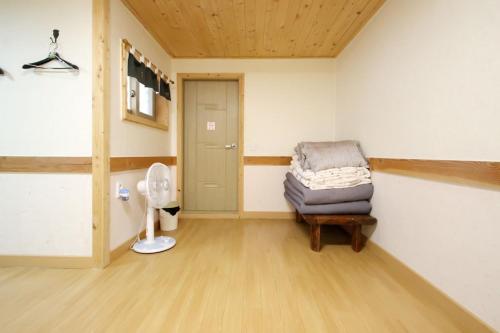 全州市Moran Guesthouse的一间设有椅子的房间和卫生间
