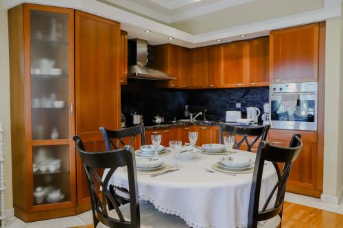 卡瓦拉Pepy's home的厨房配有带白色桌布的桌子
