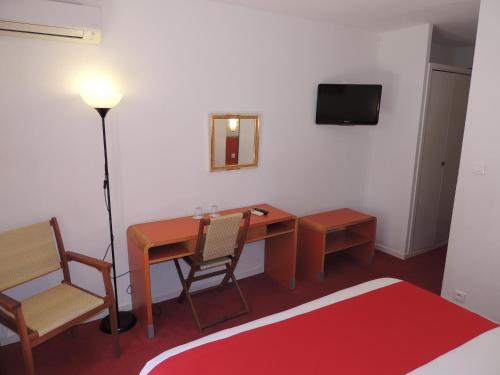 阿格德角网球国际酒店的客房设有书桌和桌椅。