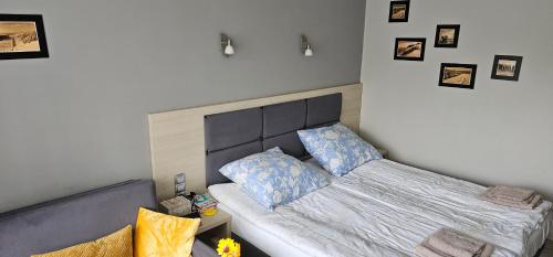 辛安诺泽蒂Apartamenty Przy Morzu Dominikana的一间卧室配有一张带蓝色枕头的床。