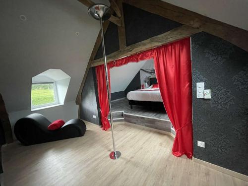 LandisacqLove room le temps d'un plaisir的阁楼间 - 带红色窗帘的床