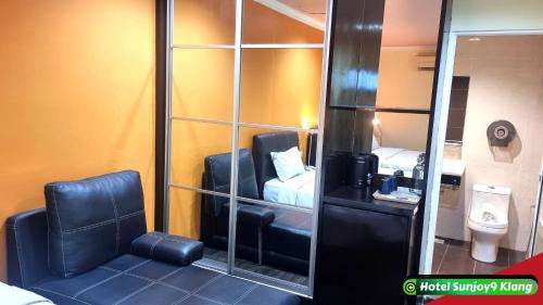 巴生Hotel Sunjoy9 Klang的客房设有镜子、椅子和卫生间