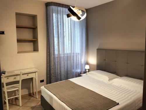 巴列塔德尼蒂斯住宿加早餐酒店的一间卧室配有一张床、一张书桌和一个窗户。