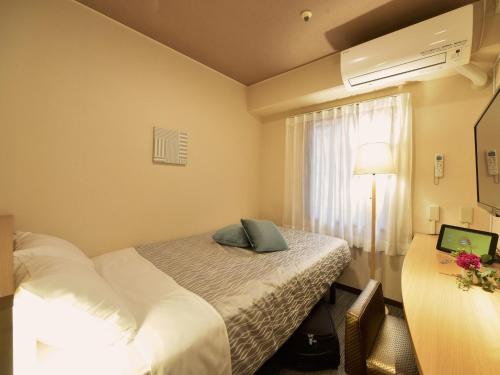 横滨横滨平和广场酒店的酒店客房设有床和窗户。